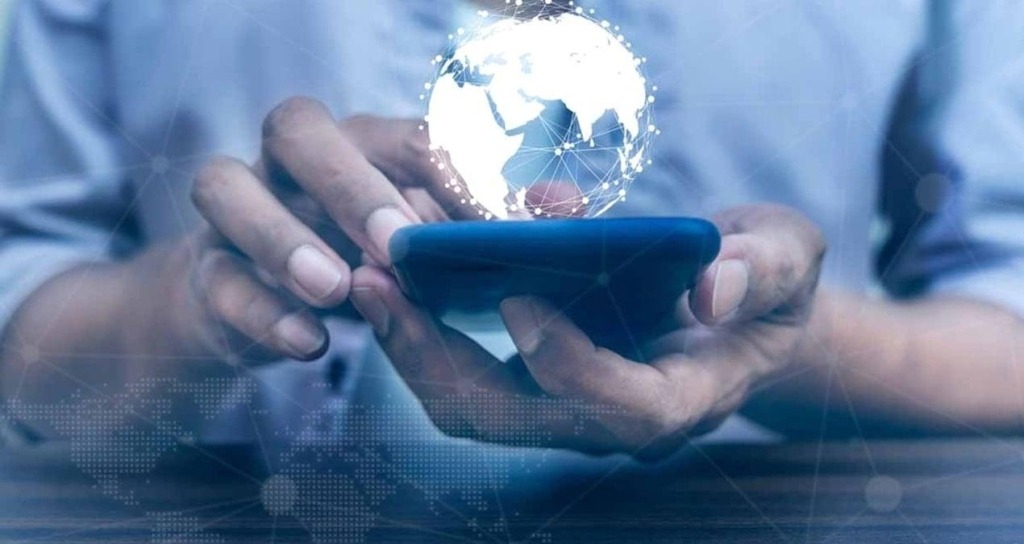 FİBER OPTİK ALTYAPIYA GEÇİŞ ZORUNLU HALE GELİYOR
Fransa’da uygulamaya konulan bu dijital dönüşüm süreci, sadece internet hızını artırmakla kalmayıp aynı zamanda altyapı maliyetlerini de düşürmeyi hedefliyor. Ancak fiber optik altyapının henüz tamamlanmadığı bölgelerde yaşayan milyonlarca kişi için sürecin nasıl yönetileceği merak konusu. Telekomünikasyon şirketleri, bu kullanıcılara alternatif bağlantı çözümleri sunarak kesintisiz internet erişimini sağlamaya çalışıyor.

