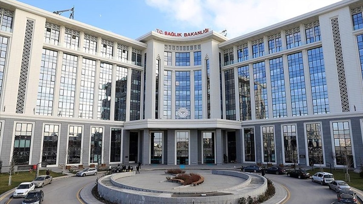 CUMHURBAŞKANI ERDOĞAN’DAN SAĞLIK ÇALIŞANLARINA MÜJDE
Başakşehir Çam ve Sakura Şehir Hastanesi'nde gerçekleştirilen 14 Mart Tıp Bayramı İftar Programı'nda konuşan Cumhurbaşkanı Erdoğan, sağlık çalışanlarına yönelik müjdeli bir haber verdi. Konuşmasında, "Sağlık sistemimizi daha güçlü hale getirmek için 2025 yılı içinde 37 bin hekim dışı sağlık personelini istihdam edeceğiz. Bu adım, sağlık çalışanlarımızın yükünü hafifletecek ve hizmet kalitesini daha da artıracaktır" ifadelerini kullandı.
