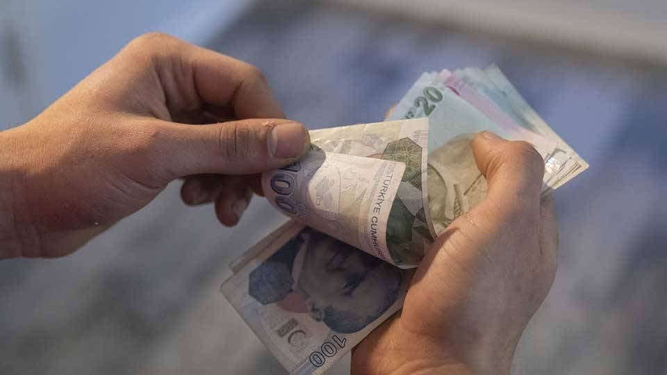 KREDİ ÇEKMEK İÇİN DOĞRU ZAMAN MI?
Mevcut faiz oranları halen yüksek seyretse de, kredi çekmek isteyenlerin vade ve faiz oranlarını dikkatlice değerlendirmesi gerekiyor. Uzmanlar, konut kredisi gibi uzun vadeli borçlanmalarda kiraya verilen evlerin faiz ödemeleriyle dengelenebileceğini belirtiyor. Daha uygun faizli kredi imkanları ise enflasyon düşüş trendi devam ettikçe mümkün olabilecek. Haziran ayı itibarıyla kredi faizlerinde daha iyi koşulların oluşabileceği öngörülüyor.
