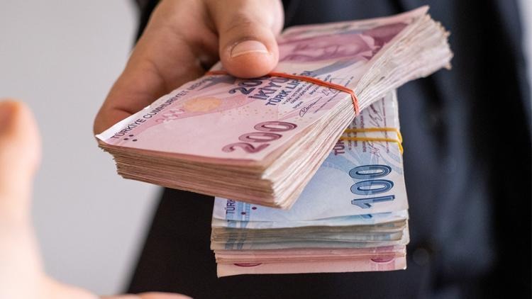 İHTİYAÇ KREDİLERİNDE FAİZLER GERİLEMEYE BAŞLADI
Bankaların ihtiyaç kredisi faiz oranlarında kademeli bir düşüş gözlemleniyor. Mart ayı itibarıyla, Merkez Bankası’nın faiz indirim süreci bankaların kredi faizlerine de yansımış durumda. Bu durum, kredi çekmeyi planlayan vatandaşlar için olumlu bir gelişme olarak görülüyor.
