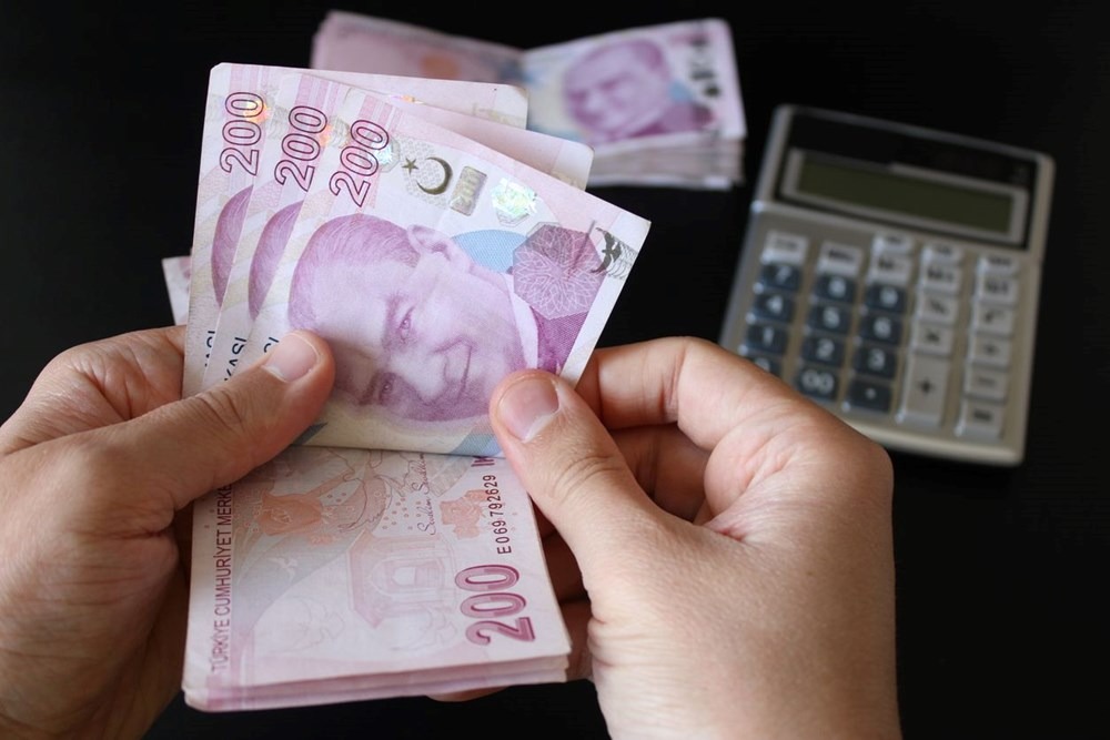FAİZLER KISA VADEDE YÜKSELİYOR
12 ay vadeli ihtiyaç kredilerinde faiz oranları daha yüksek seyrediyor. 100 bin TL ve 200 bin TL’lik kredi çekenler için faiz oranı yüzde 3,39 seviyesinden başlıyor. Buna göre, 100 bin TL’lik kredi için aylık ödeme 10 bin 908 TL olurken, 200 bin TL’lik kredi için ise aylık ödeme 21 bin 816 TL’yi buluyor.
