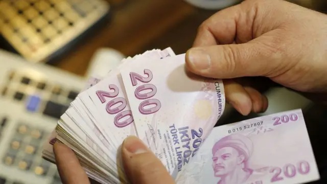 100 bin TL'lik bir ihtiyaç kredisi için 36 ay vadede uygulanan faiz oranı yüzde 2,99 seviyesine kadar gerilemiş durumda. Bu oran ile aylık ödeme tutarı yaklaşık 5 bin 206 TL olurken, toplam geri ödeme tutarı ise 187 bin 999 TL’yi buluyor.