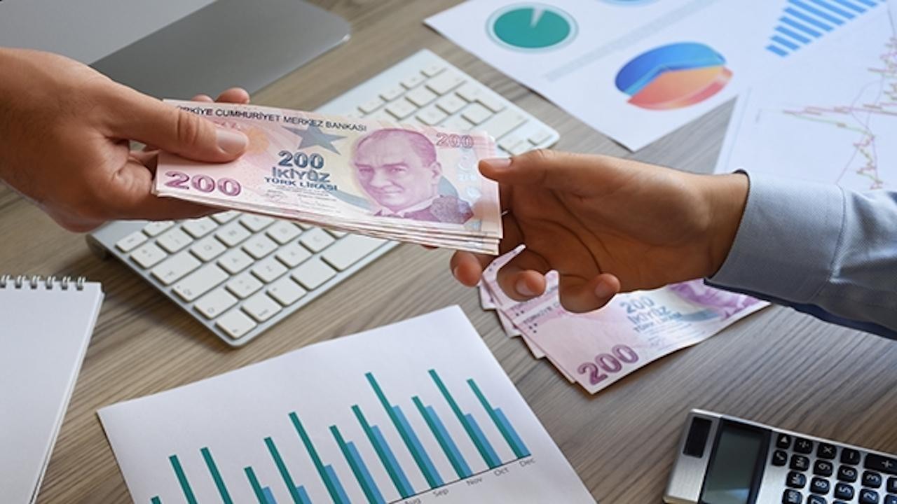 Finans uzmanı Hikmet Baydar, yaptığı açıklamada, enflasyonun yıllık bazda 1 puan civarında düşmesinin beklendiğini belirterek, Merkez Bankası’nın faiz indirimi kararının kredi faizlerini de olumlu yönde etkileyeceğini vurguladı. Baydar, kredi faizlerinin düşüş trendini sürdürmesi halinde ihtiyaç kredilerinde de kademeli gerilemeler yaşanabileceğini ifade etti.