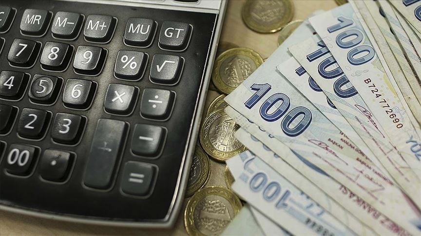 FAİZLERDEKİ DÜŞÜŞ DEVAM EDECEK Mİ?
Merkez Bankası’nın bir sonraki toplantısı 17 Nisan’da gerçekleşecek ve şu anki politika faizi yüzde 42,5 seviyesinde bulunuyor. Ekonomistler, enflasyondaki düşüş eğilimi devam ederse, Merkez Bankası’nın Nisan ayında da faiz indirimi yapabileceğini öngörüyor. Uzmanlara göre, nisan ayında 250 baz puanlık bir indirim ihtimali yüksek görünüyor.

