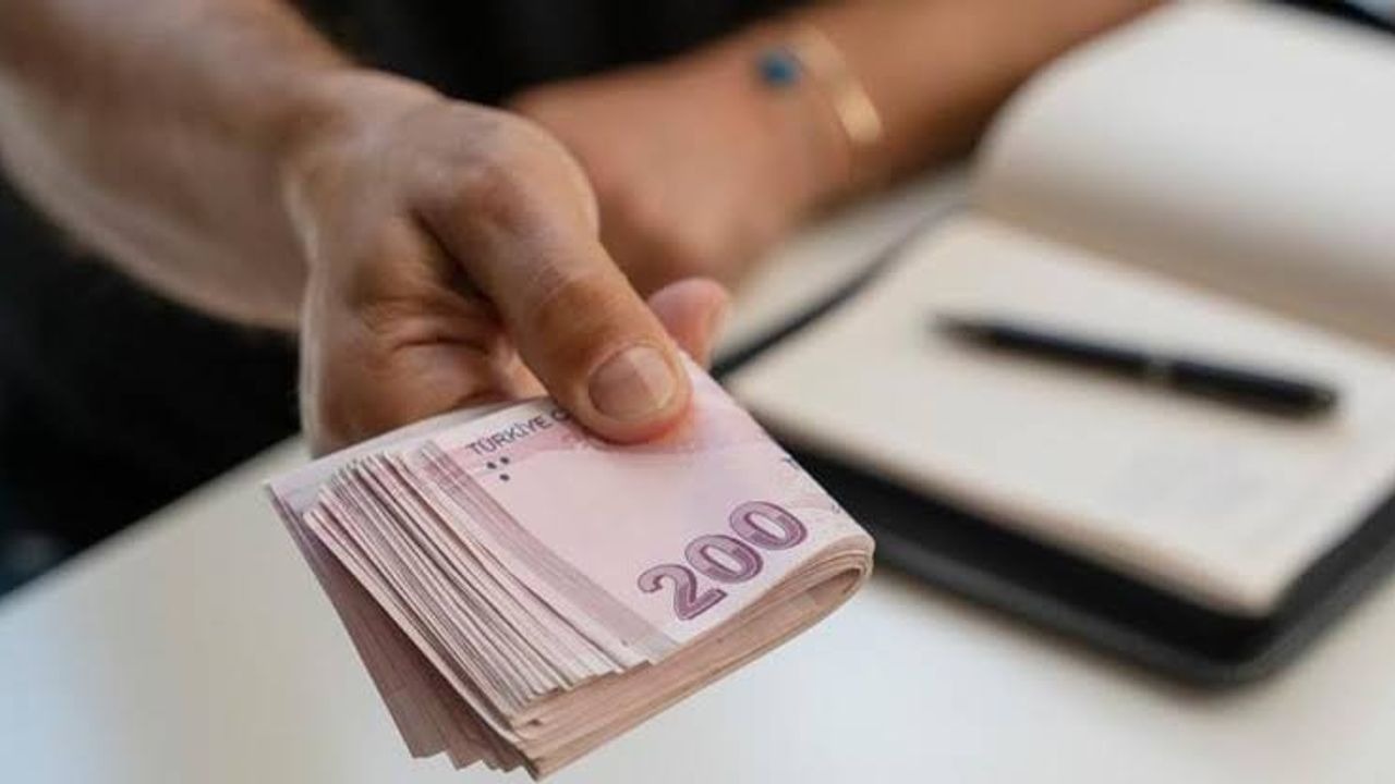 BANKALAR KREDİ VADESİNE GÖRE FAİZ POLİTİKASI UYGULUYOR
Bankalar, kredi kullandırırken müşterinin ödeme gücünü ve piyasa koşullarını dikkate alarak faiz politikalarını belirliyor. Miktar arttıkça, bazı bankalar özel faiz oranları sunarken, kredi miktarının yükselmesiyle birlikte bankalar için risk de artıyor. Bu yüzden, daha yüksek tutarlı kredilerde faiz oranlarında farklılıklar gözlemlenebiliyor. Ancak bu durum, kişinin kredi notuna ve ödeme performansına bağlı olarak değişkenlik gösterebiliyor.
