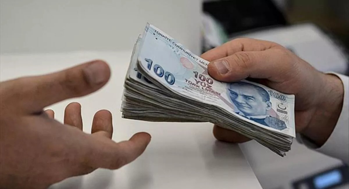 KISA VADELİ KREDİLERDE NEDEN YÜKSEK FAİZ UYGULANIYOR?
Uzun vadeli kredilerde faiz oranlarının daha düşük olması, enflasyon ve faizlerde ilerleyen süreçte düşüş yaşanacağı beklentisinden kaynaklanıyor. Bankalar, uzun vadeli kredilere daha düşük faiz uygularken, kısa vadede riskleri minimize etmek amacıyla daha yüksek faiz talep ediyor. 12 ay vadeli kredilerde faiz oranının yüzde 3,39’dan başlaması da bu durumla doğrudan ilişkili.
