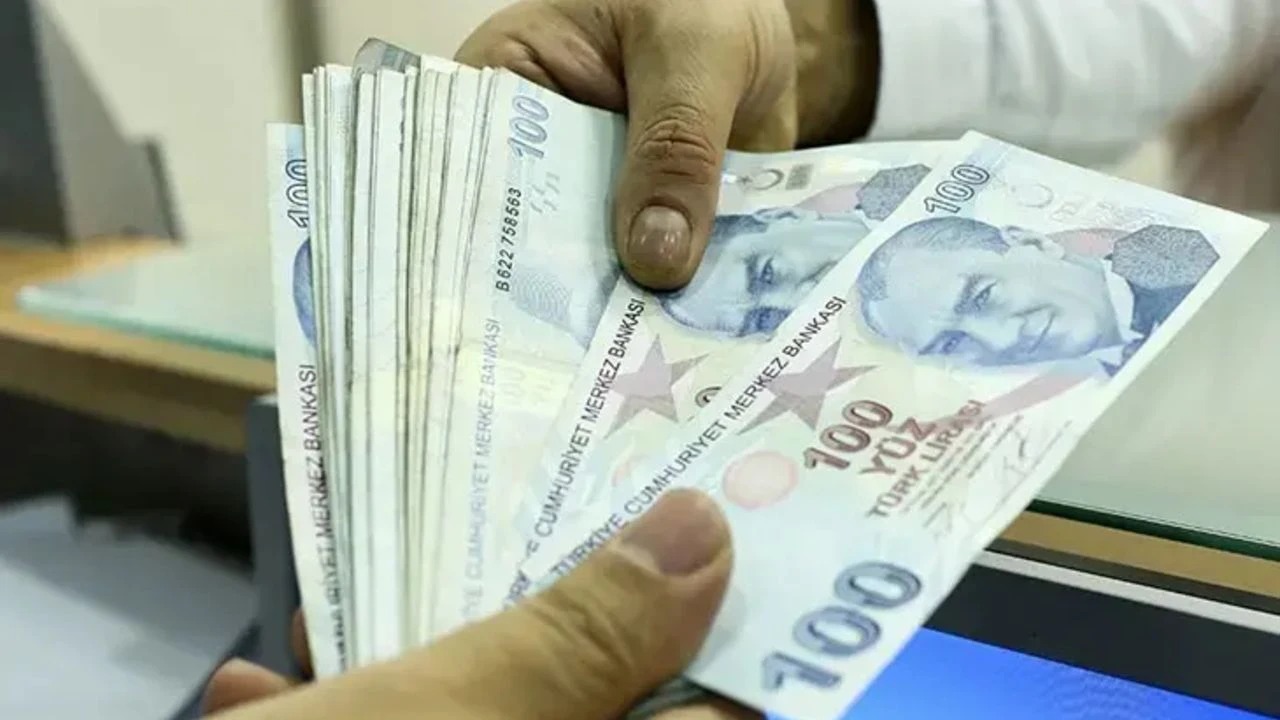 AİLE DESTEK PROGRAMI SONA ERDİ
Aile Destek Programı, başlangıçta belirli bir süre için planlanmış ve ihtiyaç doğrultusunda iki kez uzatılmıştı. Ancak, 2024 yılı itibarıyla süresi dolan program, Hazine ve Maliye Bakanlığı tarafından otomatik olarak sona erdirildi. Konuyla ilgili olarak yapılan açıklamada, desteğin belirlenen zaman diliminde tamamlandığı ve herhangi bir ek onaya gerek duyulmadan sonlandırıldığı belirtildi. Bu durum, özellikle destekten faydalanan vatandaşlar tarafından merakla takip ediliyor.
