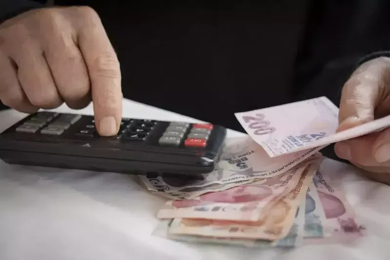 DAR GELİRLİ VATANDAŞLARA YENİ DESTEK PROGRAMLARI GELEBİLİR Mİ?
Aile destek ödemelerinin sona ermesinin ardından vatandaşlar, yeni sosyal yardım programlarının devreye alınıp alınmayacağını merak ediyor. Hükümetin sosyal yardım politikaları doğrultusunda yeni destek programlarının gündeme gelmesi olasılıklar arasında yer alıyor. Önümüzdeki dönemde ekonomik gelişmelere ve ihtiyaçlara göre farklı sosyal destek paketlerinin açıklanabileceği öngörülüyor.
