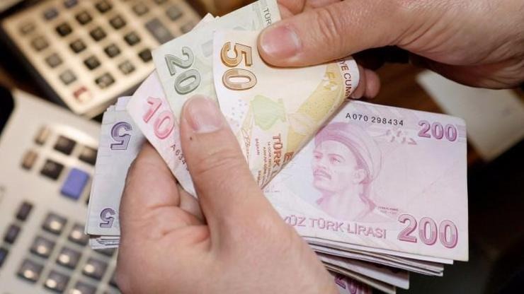 YENİ EMEKLİLER İÇİN TABAN MAAŞ GARANTİSİ
2024 yılı içerisinde emekli olup maaşı 14.469 TL’nin altında kalanlar, bu tutar üzerinden maaş almaya hak kazanacak. Eğer Temmuz ayında taban maaş artışı gerçekleşirse, yeni emekliler de bu artıştan faydalanacak. Böylece, enflasyon farkı ve güncellenen maaş politikaları tüm emeklilere eşit şekilde yansıtılacak.

