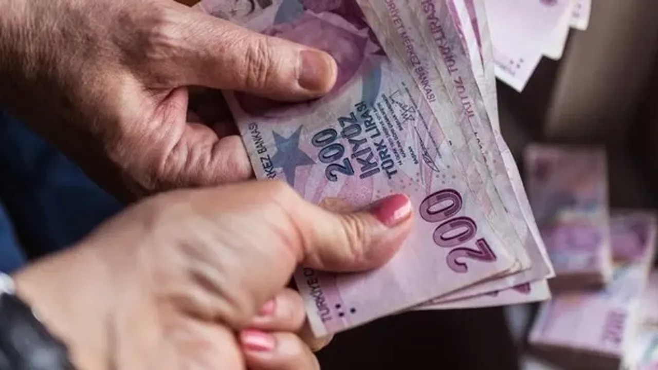 2025 yılı için belirlenen enflasyon rakamlarına göre emekli maaşlarında yeni düzenlemeler yapılacak. Bu değişiklikler, yalnızca mevcut emekliler için değil, yıl içinde emeklilik başvurusu yapacak vatandaşları da kapsayacak.