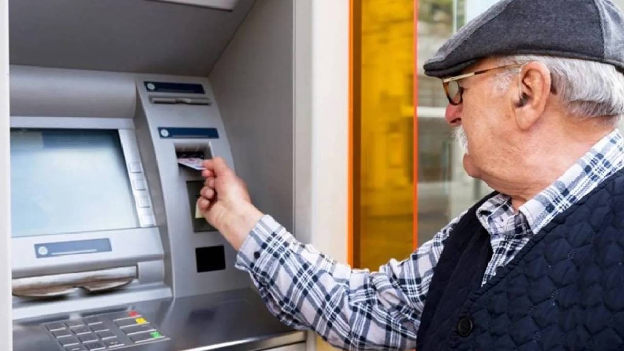 EMEKLİLERİN MAAŞLARI NE KADAR OLDU?
SSK ve Bağ-Kur emeklileri, 2024 yılı başında yüzde 15,75 oranında zam aldı. Yapılan bu zam ile en düşük emekli maaşı 12.500 TL’den 14.469 TL’ye yükseltildi. Temmuz ayında açıklanacak enflasyon farkı ile birlikte maaşlar bir kez daha güncellenecek.

