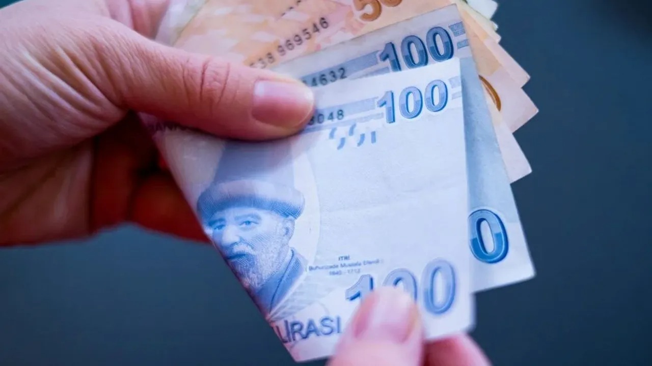 BAYRAM İKRAMİYELERİNE ÇİFT ÖDEME FIRSATI
2024 yılı içinde emekli olan vatandaşlar, emeklilik tarihlerine göre bayram ikramiyelerinden yararlanabilecek. Özellikle Ramazan ve Kurban Bayramı’na denk gelen dönemlerde emekli maaşı bağlananlar, çift ikramiye alma fırsatı yakalayabilecek.
