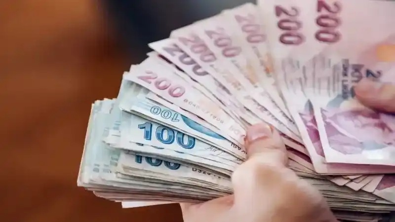 BANKA PROMOSYONLARINDA REKABET ARTIYOR
Bankalar, emeklilere yönelik cazip promosyon kampanyaları sunmaya devam ediyor. 2024 yılı itibarıyla, en düşük emekli maaşı olan 14.469 TL’ye sahip emekliler için promosyon ödemeleri 8 bin TL ile 23 bin TL arasında değişiyor.
