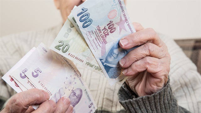 Buna göre, Mart ayında emekli olanlar toplamda 8 bin TL bayram ikramiyesi kazanırken, Nisan ve Mayıs aylarında emeklilik başvurusu yapanlar yalnızca Kurban Bayramı için 4 bin TL’lik ikramiye alabilecek. Haziran ve sonrasında emekli olanlar ise 2025 yılı itibarıyla bayram ikramiyesi ödemelerini beklemek durumunda kalacak.