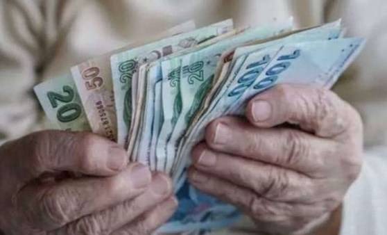 Mart ayı sonuna kadar emeklilik başvurusu yapanlar, 1 Nisan itibarıyla maaşlarını almaya başlayarak 4 bin TL’lik Ramazan Bayramı ikramiyesinden yararlanabilecek. Kurban Bayramı ise Haziran ayında olacağı için 31 Mayıs’a kadar emeklilik başvurusu yapanlar ikinci 4 bin TL’lik ikramiyeyi de alabilecek.