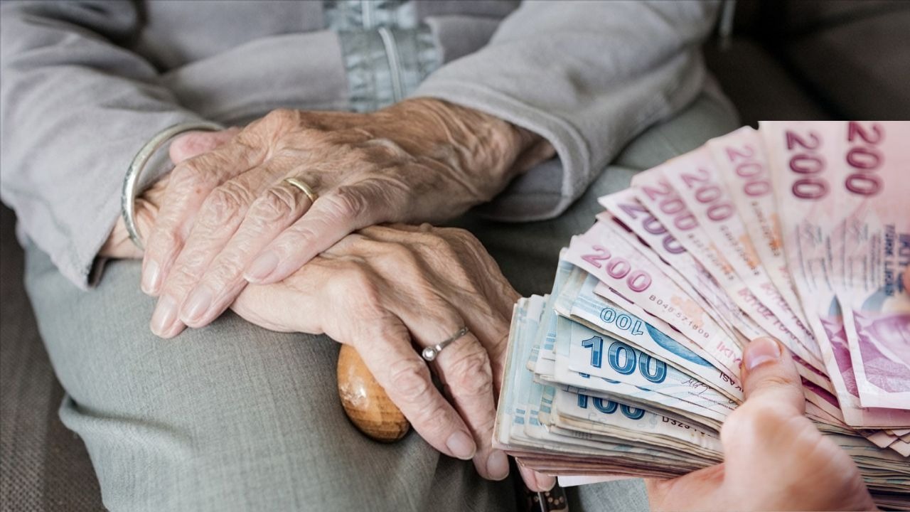 TAHSİS NUMARASINA GÖRE EMEKLİ MAAŞI ÖDEME TAKVİMİ
Emekli maaşları, tahsis numaralarının son rakamına göre farklı günlerde yatırılmaya devam edecek. SGK’nın belirlediği maaş ödeme takvimi şu şekilde:
•	Tahsis numarası son rakamı 9 olanlar: 17’sinde
•	Tahsis numarası son rakamı 7 olanlar: 18’inde
•	Tahsis numarası son rakamı 5 olanlar: 19’unda
•	Tahsis numarası son rakamı 3 olanlar: 20’sinde
•	Tahsis numarası son rakamı 1 olanlar: 21’inde
•	Tahsis numarası son rakamı 8 olanlar: 22’sinde
•	Tahsis numarası son rakamı 6 olanlar: 23’ünde
•	Tahsis numarası son rakamı 4 olanlar: 24’ünde
•	Tahsis numarası son rakamı 2 olanlar: 25’inde
•	Tahsis numarası son rakamı 0 olanlar: 26’sında
