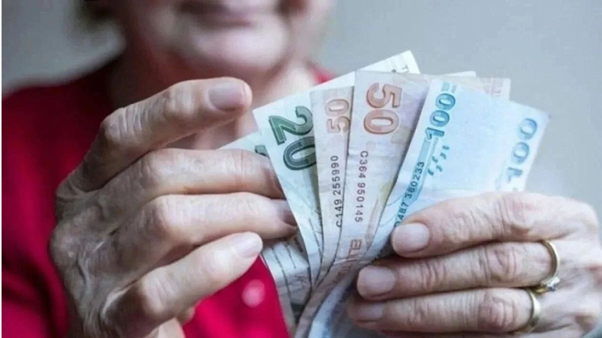 EMEKLİ BAYRAM İKRAMİYESİ KİMLERE ÖDENECEK?
Bayram ikramiyesinden, Sosyal Güvenlik Kurumu (SGK) tarafından emekli maaşı alan kişiler yararlanabilecek. Bu kapsamdaki gruplar şu şekilde:
•	SSK (4A), Bağ-Kur (4B) ve Emekli Sandığı (4C) emeklileri
•	Yaşlılık aylığı alanlar
•	Vazife malullüğü ve malullük aylığı alanlar
•	Ölüm aylığı alan hak sahipleri
•	Sürekli iş göremezlik geliri alanlar
•	Şehit yakınları ve gaziler
•	Muharip gaziler
•	Güvenlik korucuları
•	Şampiyon sporcular
•	Terör olaylarından zarar gören sivil vatandaşlar ve hak sahipleri
