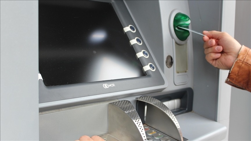 ATM'LERE YÜZ TANIMA SİSTEMİ GELİYOR
Yargı Reformu Stratejisi kapsamında bankalar, ATM işlemlerinde kimlik doğrulama sistemlerini güçlendirme kararlılığında. Yeni düzenleme ile ATM'lerde yüz tanıma sistemi uygulanmaya başlanacak. Bu sistem sayesinde, sahtekarlığın ve dolandırıcılığın önüne geçilmesi amaçlanıyor. Yüz tanıma sistemi ile kimlik doğrulaması başarılı bir şekilde yapılmadan, herhangi bir işlem gerçekleştirilemeyecek.
