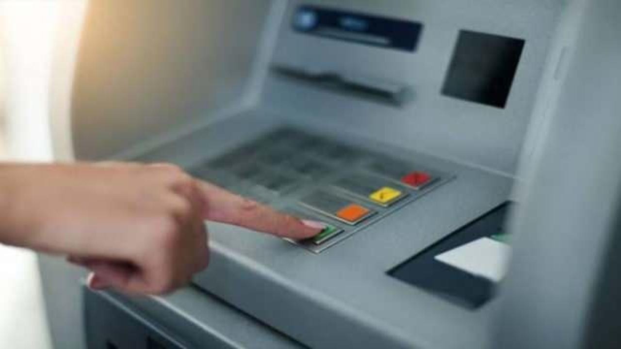 BANKA HESABI AÇMAK İÇİN ÇİPLİ KİMLİK ZORUNLULUĞU
ATM düzenlemeleriyle sınırlı kalmayan yeni bankacılık güvenlik politikaları, hesap açma sürecinde de önemli bir yeniliği beraberinde getiriyor. Artık banka hesabı açmak isteyen kişiler için çiplı kimlik kartı kullanımı zorunlu olacak. Bu uygulama, sahte kimliklerle açılan hesaplar üzerinden gerçekleştirilen dolandırıcılıkların önünü kesmeyi hedefliyor.
