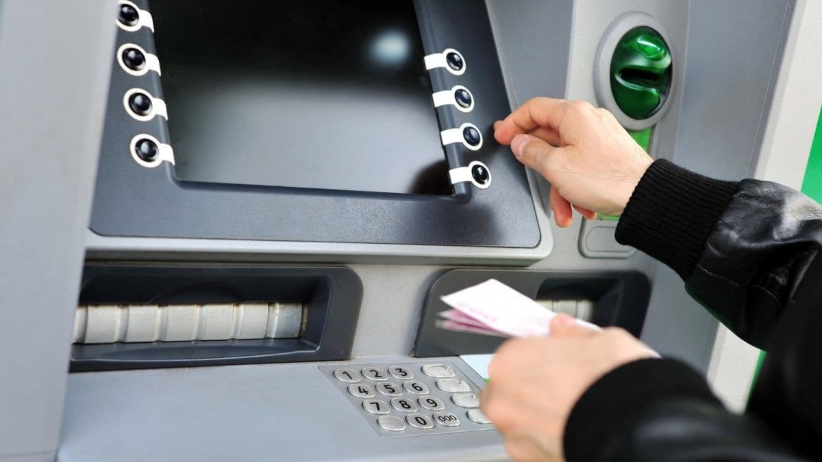 ATM KULLANICILARINA ÖNEMLİ UYARILAR
Yeni sistem ile birlikte ATM kullanıcılarının da güvenlik konularına daha fazla dikkat etmesi gerekecek. Bankalar, kullanıcılara ATM kullanırken şu noktalara dikkat etmeleri konusunda uyarıda bulunuyor:
