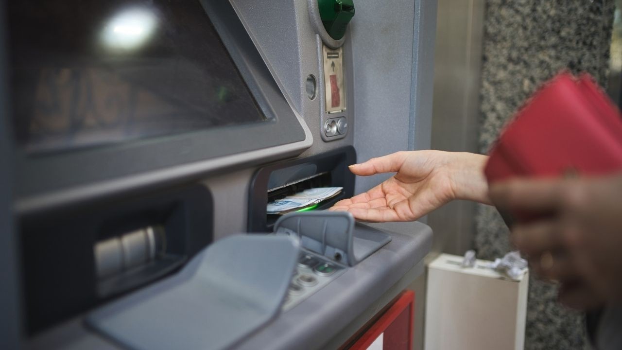 DOLANDIRICILIKLA BAĞLANTILI HESAPLAR ANINDA TESPİT EDİLECEK
Bankalar ve mobil operatörler, dolandırıcılıkla mücadele konusunda daha sıkı denetimlere tabi tutulacak. Şüpheli hesaplar anında tespit edilerek askıya alınacak ve dolandırılan mağdurların zararlarının karşılanması sağlanacak. Bankalar, savcı veya hakim talebiyle talep edilen belgeleri en geç 10 gün içinde teslim etmek zorunda olacak. Aksi halde idari para cezası ile karşı karşıya kalacaklar.
