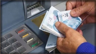 YENİ DÜZENLEMELER NE ZAMAN YÜRÜRLÜĞE GİRECEK?
Güvenlik odaklı bu yeni düzenlemelerin, bankaların teknik altyapı çalışmaları tamamlandıktan sonra 2025 yılının ortalarında tam anlamıyla uygulanmaya başlaması bekleniyor. ATM'lerde yüz tanıma sisteminin test aşamaları başlatılırken, bankalar çipli kimlik kartı zorunluluğuna dair bilgilendirme çalışmalarını artırmış durumda.
