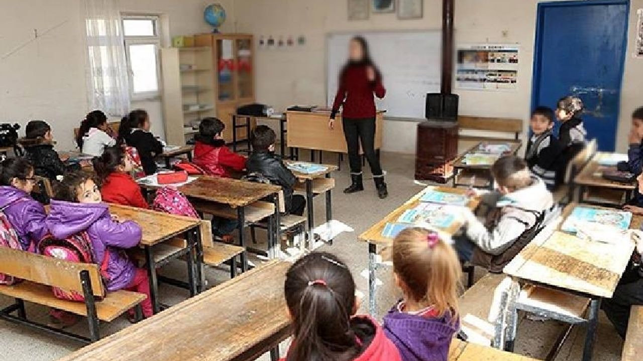 BİLSEM ÖĞRENCİ SEÇME SÜRECİNE YENİ KRİTERLER GETİRİLDİ
Yeni düzenlemeye göre, Bilim ve Sanat Merkezleri'ne öğrenci alımı sürecinde uygulanan ön değerlendirme aşamalarının hafta sonları yapılması durumunda, bilim ve sanat merkezi il komisyonu başkan ve üyeleri, bina sorumluları ve gözetmen olarak görevlendirilen öğretmen ve yöneticilere, fiilen görev yaptıkları her oturum için 1 saat ek ders ücreti verilecek. Ancak bu ödeme günde 5 saati aşamayacak.
