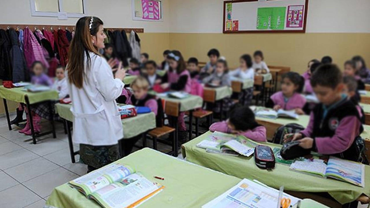 EĞİTİMCİLERİN TEPKİLERİ VE BEKLENTİLERİ
Bu düzenleme, öğretmenler ve yöneticiler arasında farklı tepkilere neden oldu. Bazı eğitimciler, ek ders ücretlerinin artırılması gerektiğini savunurken, bazıları ise bu düzenlemenin süreci daha sistemli hale getireceğini düşünüyor. MEB yetkilileri, yapılan değişikliklerin öğrenci seçme sürecini daha adil ve düzenli hale getirmek amacıyla gerçekleştirildiğini belirtiyor.
