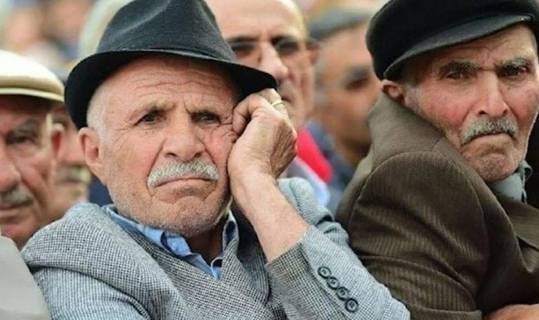 EMEKLİ MAAŞLARINA YENİ ZAM ORANI BELİRLENDİ
2025 itibarıyla yürürlüğe girecek düzenlemeye göre, emeklilik başvurusunu yeni yılda yapacak vatandaşlar, büyüme oranına bağlı olarak güncellenmiş maaş alacak. Güncelleme katsayısının 0,96 puan artırılması, emekli maaşlarının da orantılı şekilde yükselmesini sağlayacak. Bu doğrultuda, mevcut emekli maaşı 30 bin TL olan bir kişinin maaşı, yeni sistemle birlikte 30 bin 219 TL’ye çıkacak.
