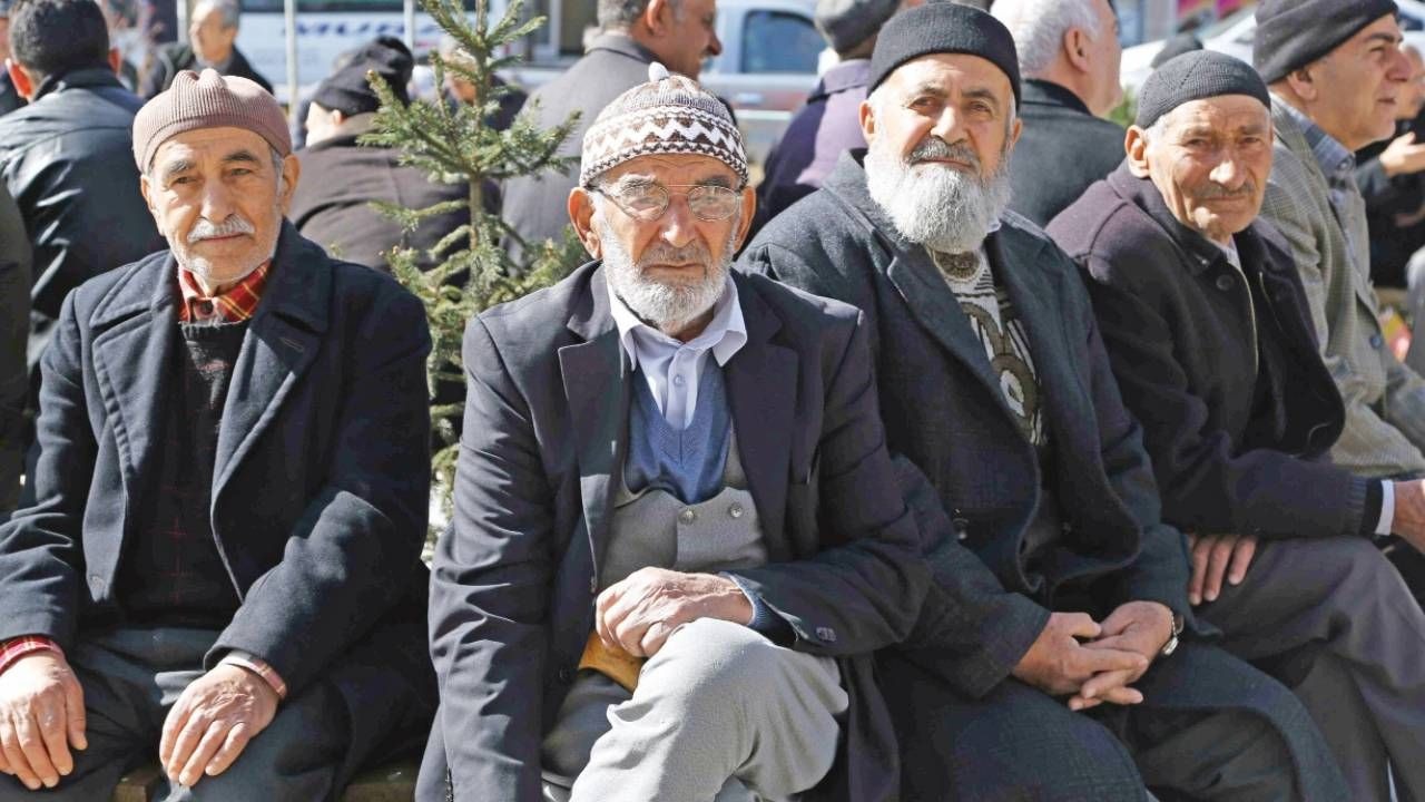 EK ZAM KARARININ RESMİ GAZETE'DE YAYIMLANMASI BEKLENİYOR
Yeni düzenlemenin yürürlüğe girmesi için Resmi Gazete’de yayımlanması gerekiyor. Gelişmeler yakından takip edilirken, hükümetin ek zam konusundaki nihai kararı önümüzdeki haftalarda netleşecek. Meclis’ten geçmesi halinde, emeklilere yönelik zam oranları resmiyet kazanacak ve uygulamaya konulacak.
