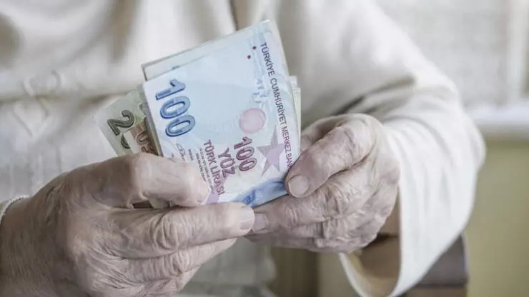 ERKEN BAŞVURANLAR DAHA AVANTAJLI OLACAK
Emeklilik dilekçesini 31 Aralık 2024 ve öncesinde veren vatandaşlar, yeni yıl itibarıyla emekli olanlara göre yaklaşık %30 daha fazla maaş alacak. Bu nedenle, emekli olmayı düşünenlerin, başvurularını yeni yıldan önce yapmaları avantaj sağlayabilir.
