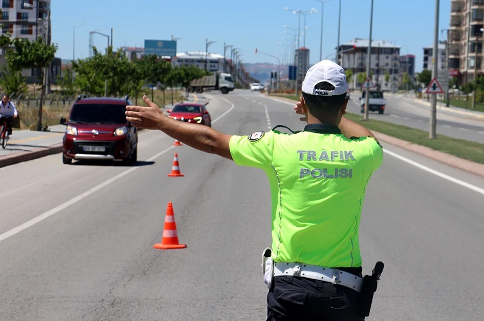Trafik Cezasi Icin Arac Durduran