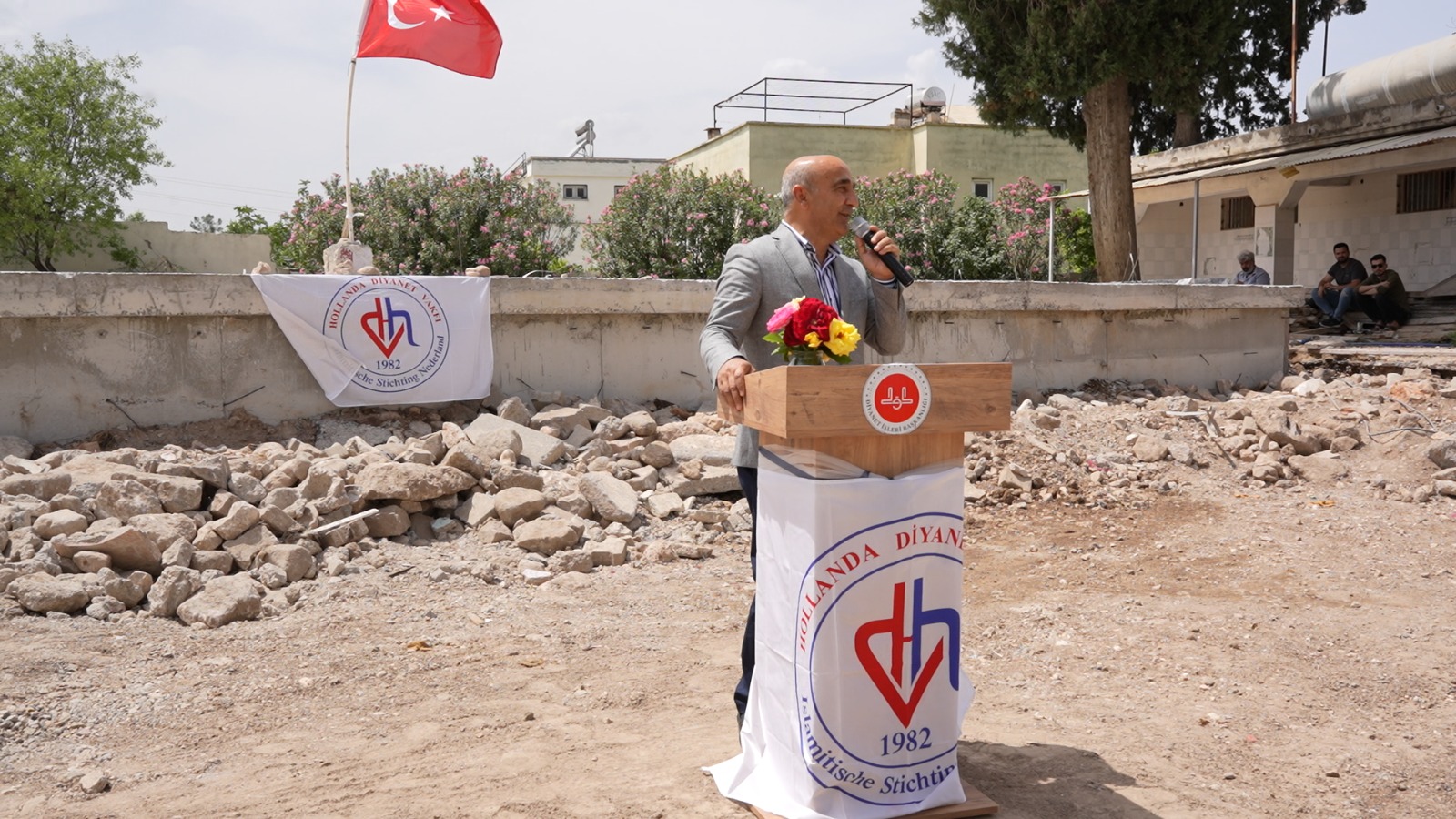 Yeni Merkez Camii, depreme dayanıklı çelik konstrüksiyon yapısıyla ve uzun ömürlü kullanım hedefiyle projelendirildi. Caminin inşaat sürecinin hızla tamamlanarak 2025 yılı Eylül ayında ibadete açılması planlanıyor. Bu anlamlı projenin hayata geçmesinde katkı sunan tüm HDV şubelerine ve bağışçı hayırseverlere teşekkür edildi.