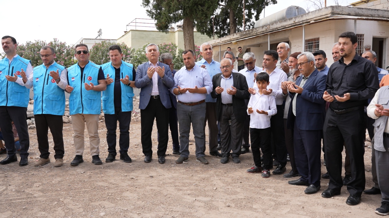 Temel atma töreninin ardından heyet, Araban ilçesindeki Sad Bin Ebi Vakkas Yatılı Kız Kur’an Kursu’nu da ziyaret etti. Kurs yöneticilerinden bilgi alan heyet, öğrenci ve öğreticilerle birebir görüşmeler yaparak eğitim faaliyetleri hakkında değerlendirmelerde bulundu. Kursun fiziki yapısı, barınma imkânları ve öğrenci ihtiyaçları yerinde incelenirken, öğrencilerle sıcak ve samimi bir sohbet ortamı oluşturuldu.