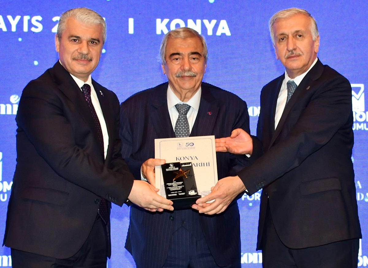 Konya Vali̇si̇ İbrahi̇m Akin Ve Konya Sanayi̇ Odasi Başkani Mustafa Büyükegen Abdulkadi̇r Konukoğlu'na Plaket Takdi̇m Etti̇