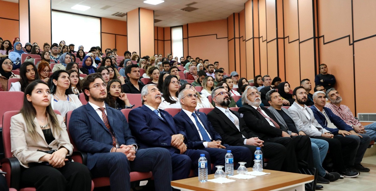 Sanko Holdi̇ng Onursal Başkani Abdulkadi̇r Konukoğlu Gaün'de Öğrenci̇lerle Buluştu (5)