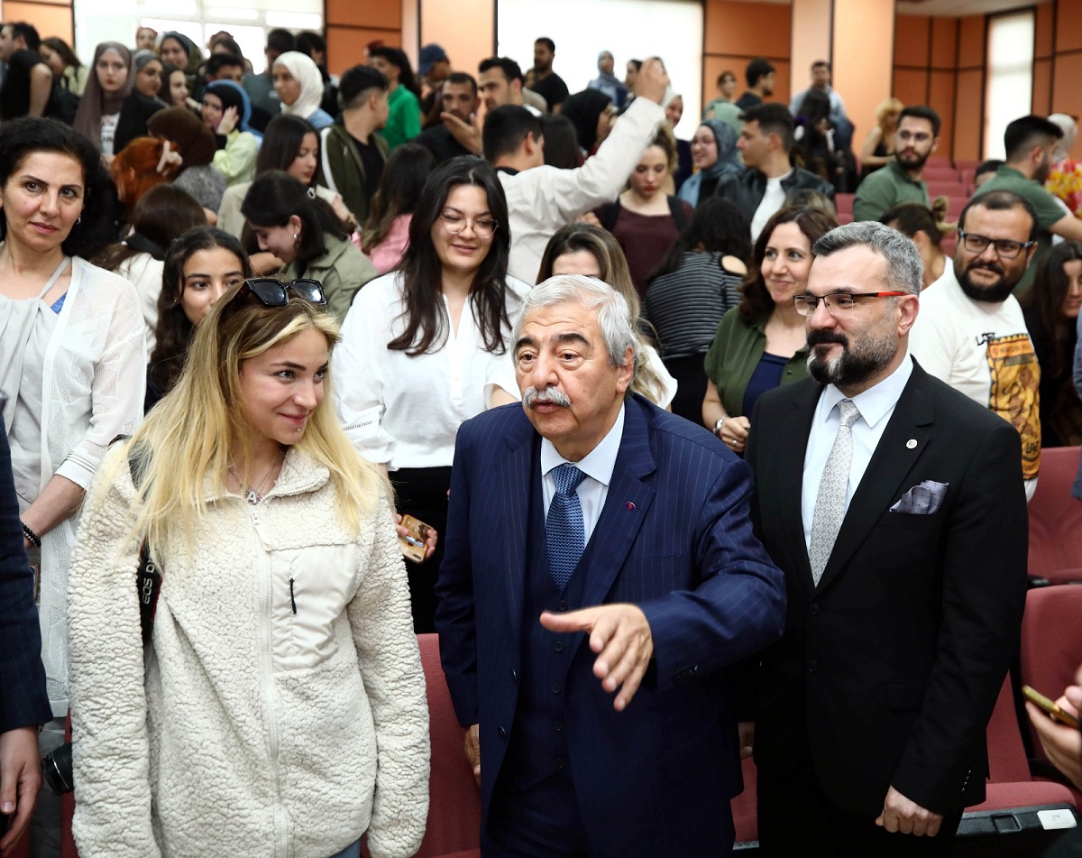 Sanko Holdi̇ng Onursal Başkani Abdulkadi̇r Konukoğlu Gaün'de Öğrenci̇lerle Buluştu (9)