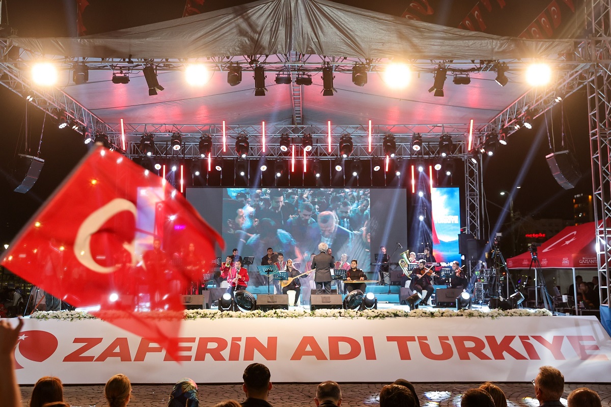 Gazi̇ Şehi̇rde Mi̇lleti̇n Kahramanlik Destani İçi̇n Meydanlar Yi̇ne Doldu (11)