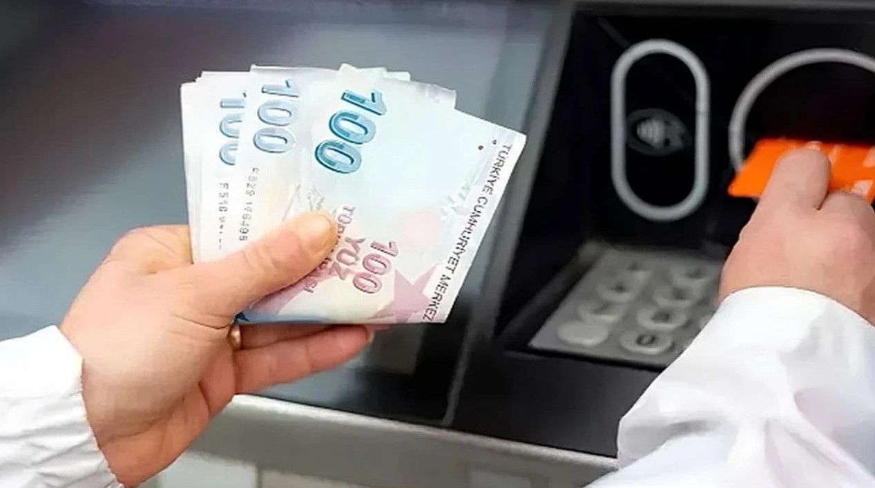 Haziran ayı enflasyon rakamlarının belirlenmesinin ardından emeklilere yapılacak zam oranı da belli olmuştu. 3 Temmuz tarihinde açıklanan rakamların ardından Türkiye’de en düşük emekli maaşı 16 bin 881 TL’ye yükseldi.