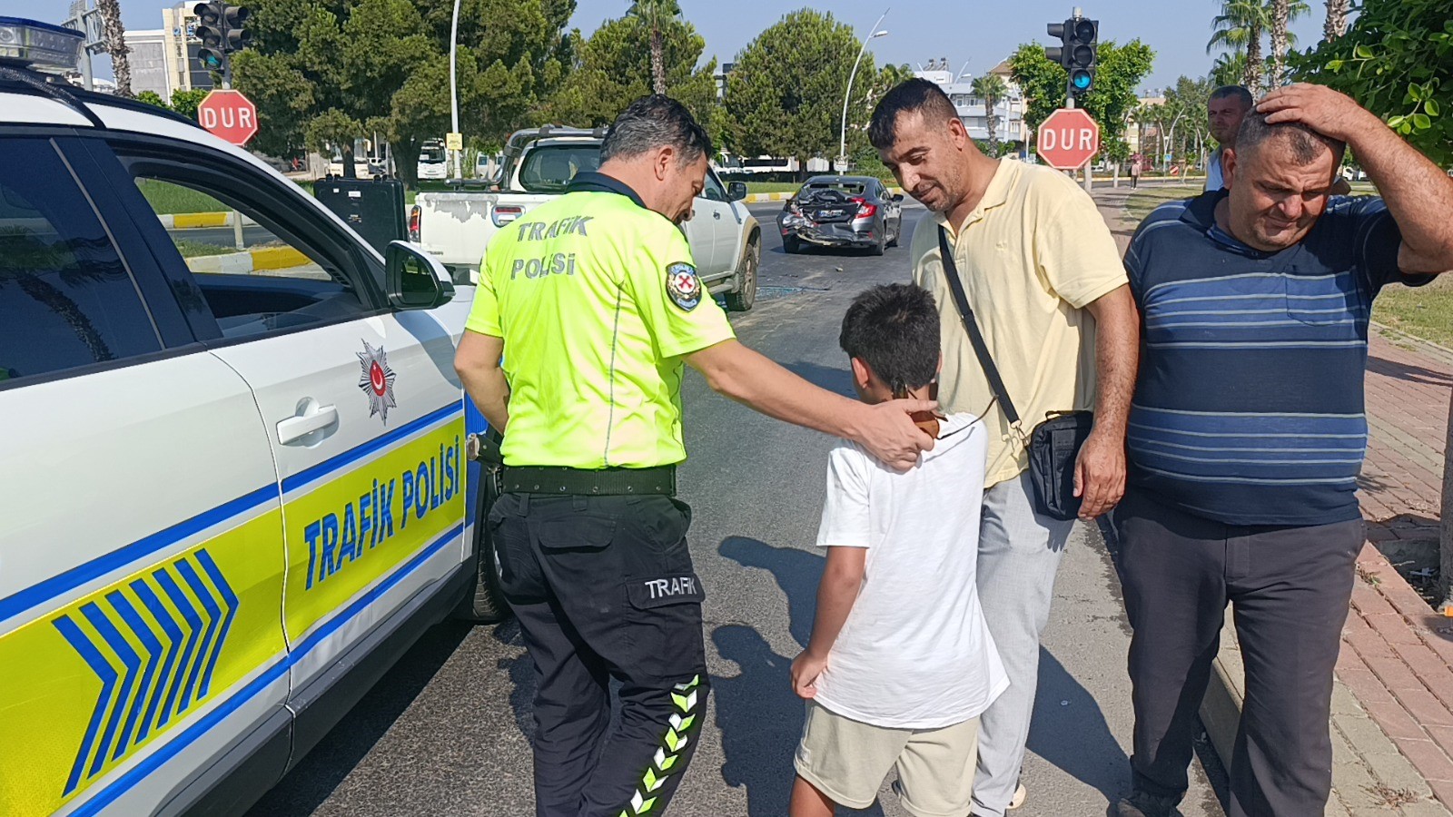Kazada babasının otomobilinin halini gördü! Bakın ne yaptı…
