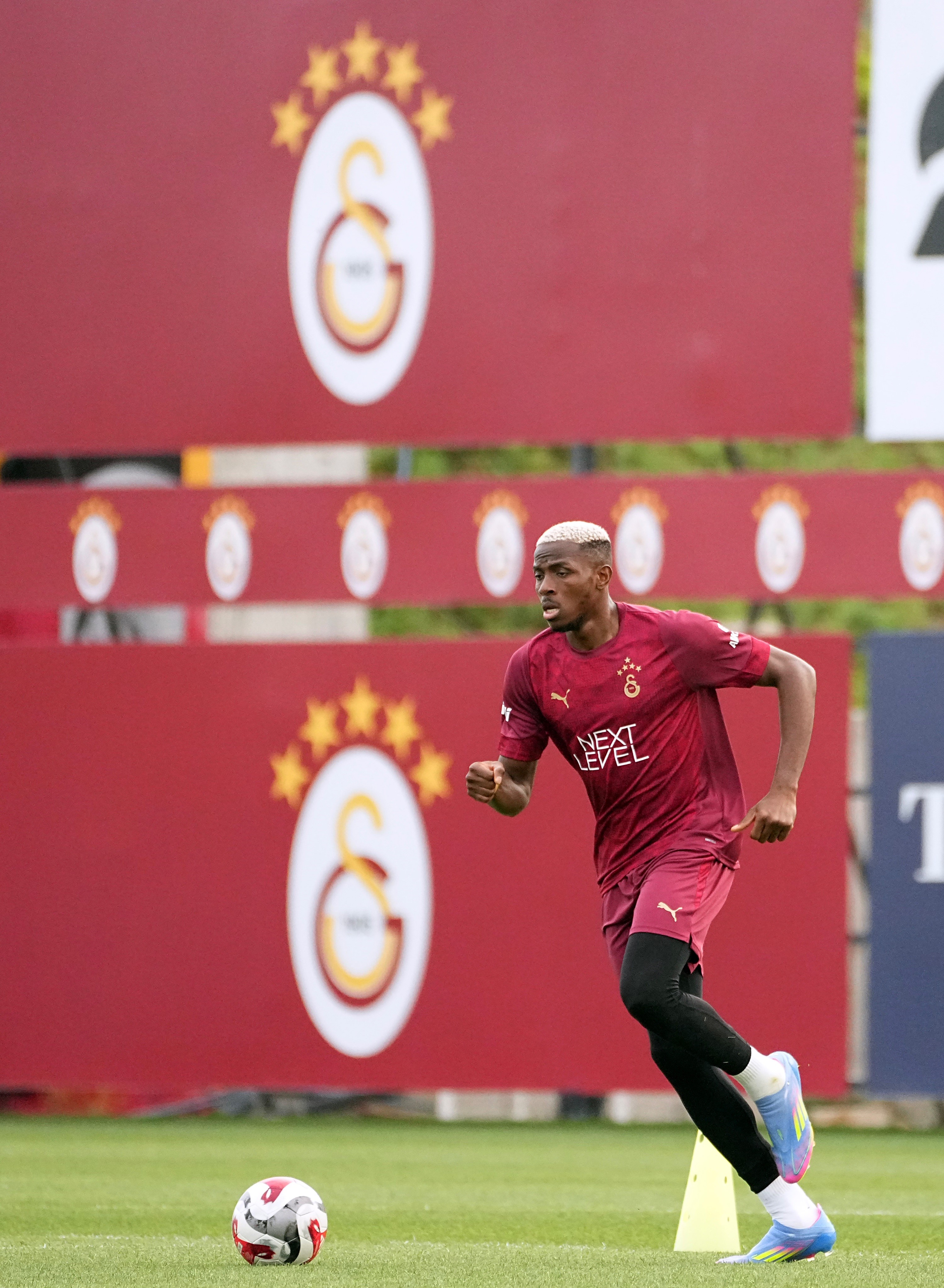 Victor Osimhen ilk antrenmanına çıktı!