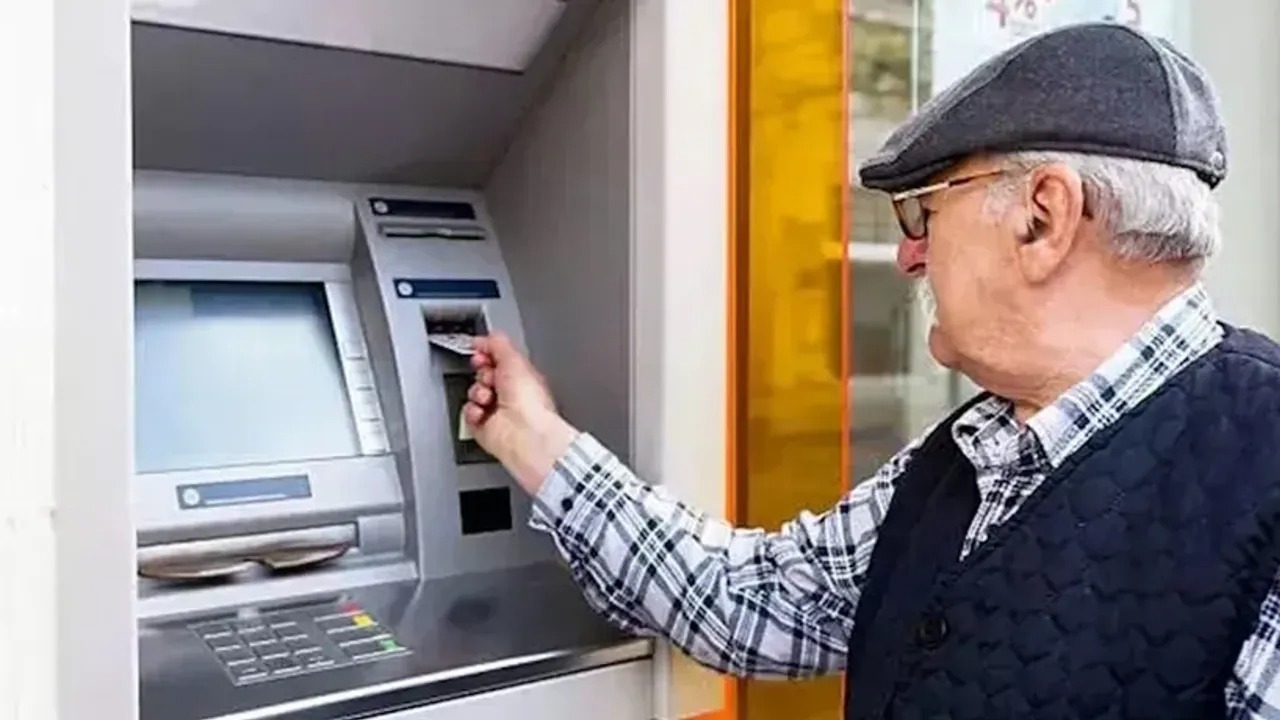 Emekli maaşını ilgili bankaya taşıyan ve aynı bankadan 3 yıl maaşını alacağını taahhüt edenler promosyon ödemesi alabiliyor. Emekli promosyonları bankalar arasında farklılık gösterebiliyor. Kamu ve özel bankalarının sunduğu promosyon ödemesi değişiklik gösterebiliyor.

DETAYLAR İÇİN AŞAĞI KAYDIRMAYA DEVAM EDİN!


