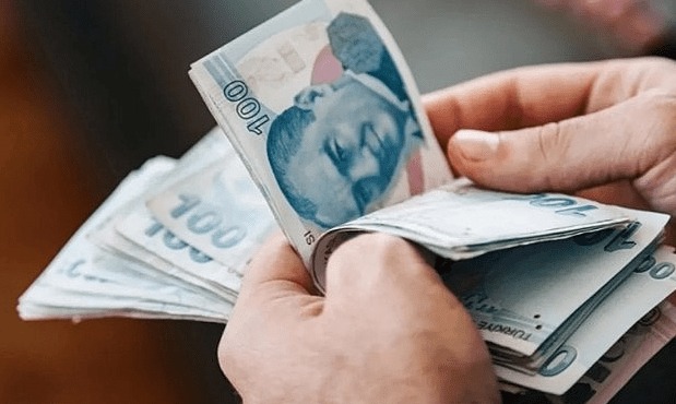 17.000 TL Maaş Alanlar: Kök maaşı 17.000 TL olan emeklilerin yeni maaşı, %16,67 zamla birlikte 19.833 TL’ye ulaşacak.

DETAYLAR İÇİN AŞAĞI KAYDIRMAYA DEVAM EDİN!

