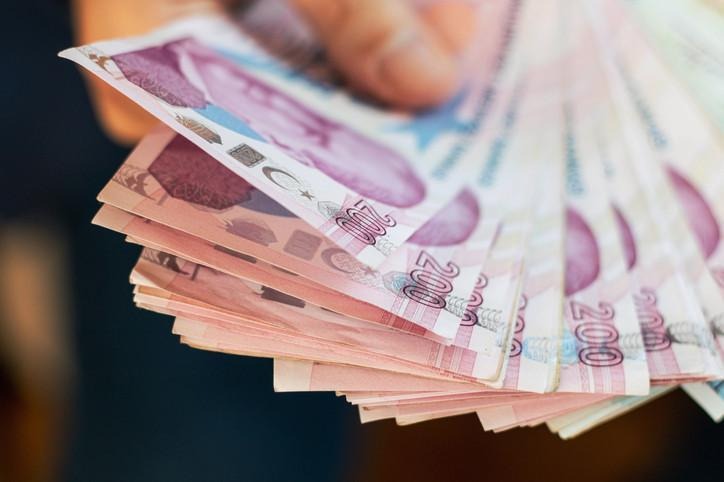 Bu zam oranı, emeklilerin kök maaşlarına uygulanarak yeni maaş tutarları hesaplandı.