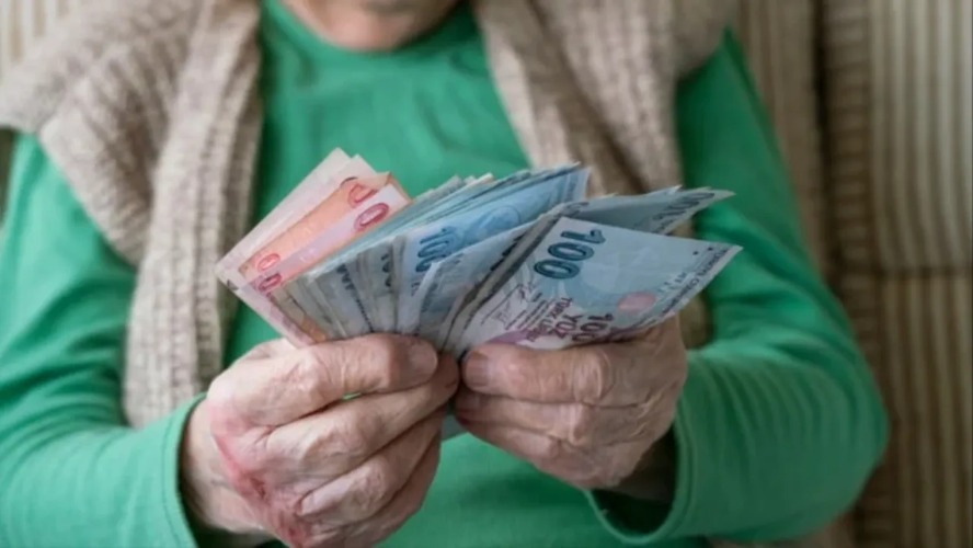EN DÜŞÜK EMEKLİ AYLIĞI NE KADAR OLDU? İŞTE AĞUSTOS AYI ÖDEME TARİHLERİ!

Türkiye’de milyonlarca emeklinin merakla beklediği 2025 temmuz ayı maaş zammı açıklanmıştı. Zamlı emekli maaşları Ağustos 2025 ne zaman yatacak?
SSK ve Bağ-Kur emeklileri için %16,67 oranında zam yapılırken, en düşük emekli maaşı 16.881 TL’ye yükselmişti. Mevcut maaşları 14.500 TL, 15.000 TL, 15.500 TL, 16.000 TL, 16.500 TL ve 17.000 TL olan emekliler bu zamdan nasıl etkileneceğini merakla bekliyor. Zamlı emekli maaşları Ağustos 2025 ne zaman yatacak? İşte 2025 Temmuz zammı sonrası emekli maaşlarına dair tüm merak edilenler…
Türkiye İstatistik Kurumu’nun (TÜİK) 2025 yılının ilk 6 ayına ait enflasyon verilerini açıklamasıyla birlikte, SSK, Bağ-Kur ve Emekli Sandığı (4A, 4B, 4C) kapsamındaki emeklilerin Temmuz 2025 maaş zammı oranı da netleşmişti. Bu zam oranı, emeklilerin kök maaşlarına uygulanarak yeni maaş tutarları hesaplandı. Yüzde 16,67’lik zam oranı, emeklilerin kök maaşlarına yansıtılırken, en düşük emekli maaşı 14.469 TL’den 16.881 TL’ye yükselmişti. En düşük emekli maaşı 16 bin 881 TL olarak güncellendi, kök maaşı bu tutarın altında kalan emekliler için taban maaş uygulaması oluyor.

EMEKLİ MAAŞ ZAMMI TABLOSU 2025
Aşağıda, mevcut maaşları 14.500 TL, 15.000 TL, 15.500 TL, 16.000 TL, 16.500 TL ve 17.000 TL olan emeklilerin zam sonrası alacakları yeni maaş tutarlarının detayları…
•	14.469 TL Maaş Alanlar: Kök maaşı 14.469 TL olan bir emeklinin maaşı, %16,67 zam oranıyla 16.881 TL’ye yükseliyor.
•	15.000 TL Maaş Alanlar: Mevcut maaşı 15.000 TL olan bir emeklinin yeni maaşı, %16,67 zamla birlikte 17.500 TL’ye yükselecek.
•	15.500 TL Maaş Alanlar: Kök maaşı 15.500 TL olan emekliler, zam sonrası 18.084 TL maaş alacak.
•	16.000 TL Maaş Alanlar: 16.000 TL maaş alan bir emeklinin yeni maaşı, %16,67 zam oranıyla 18.667 TL olacak.
•	16.500 TL Maaş Alanlar: Mevcut maaşı 16.500 TL olan emekliler, zam sonrası 19.251 TL maaş alacak.
•	17.000 TL Maaş Alanlar: Kök maaşı 17.000 TL olan emeklilerin yeni maaşı, %16,67 zamla birlikte 19.833 TL’ye ulaşacak.
•	17.500 TL alanlar 20.417 TL
•	18.000 TL alanlar 21.001 TL
•	18.500 TL alanlar 21.584 TL
•	19.000 TL alanlar 22.167 TL
•	20.000 TL alanlar 23.334 TL
•	21.000 TL alanlar 24.501 TL
•	22.000 TL alanlar 25.667 TL
•	23.000 TL alanlar 26.834 TL
•	24.000 TL alanlar 28.001 TL
•	25.000 TL alanlar 29.168 TL
•	26.000 TL alanlar 30.334 TL
•	30.000 TL alanlar 35.001 TL alacak.

ZAMLI EMEKLİ MAAŞLARI AĞUSTOS 2025 NE ZAMAN YATACAK?
Zamlı maaşlar, emeklilik türüne ve tahsis numarasına göre farklı tarihlerde ödenecek:
SSK Emeklileri: 17-26 Ağustos 2025 tarihleri arasında, tahsis numaralarının son rakamına göre maaşlarını alacak.
Bağ-Kur Emeklileri: 25-28 Ağustos 2025 tarihleri arasında zamlı maaşlarını hesaplarında görebilecek.
Emekli Sandığı (4C): Ödeme tarihleri SGK tarafından açıklanacak, ancak genellikle Ağustos ayının ikinci yarısında yatırılıyor.
Emekliler, zamlı maaşlarını e-Devlet üzerinden “Emekli Aylık Bilgisi” ekranından sorgulayabilir.

4A SSK EMEKLİ MAAŞ ÖDEME TARİHLERİ
•	Tahsis numarası son rakamı 9 olanlar ayın 17'sinde,
•	Tahsis numarası son rakamı 7 olanlar ayın 18'inde,
•	Tahsis numarası son rakamı 5 olanlar ayın 19'unda,
•	Tahsis numarası son rakamı 3 olanlar ayın 20'sinde,
•	Tahsis numarası son rakamı 1 olanlar ayın 21'sinde,
•	Tahsis numarası son rakamı 8 olanlar ayın 22'sinde,
•	Tahsis numarası son rakamı 6 olanlar ayın 23'ünde,
•	Tahsis numarası son rakamı 4 olanlar ayın 24'ünde,
•	Tahsis numarası son rakamı 2 olanlar ayın 25'inde,
•	Tahsis numarası son rakamı 0 olanlar ayın 26'sında yapılıyor.

4B BAĞKUR EMEKLİ MAAŞI ÖDEME TARİHLERİ
•	Tahsis numarası son rakamı 9,7 ve 5 olanlar ayın 25'inde,
•	Tahsis numarası son rakamı 3, 1 olanlar ayın 26'sınde,
•	Tahsis numarası son rakamı 8, 6 ve 4 olanlar ayın 27'sinde,
•	Tahsis numarası son rakamı 2 ve 0 olanlar her ayın 28'inde emekli maaşlarını alacak.

DETAYLAR İÇİN AŞAĞI KAYDIRMAYA DEVAM EDİN!

