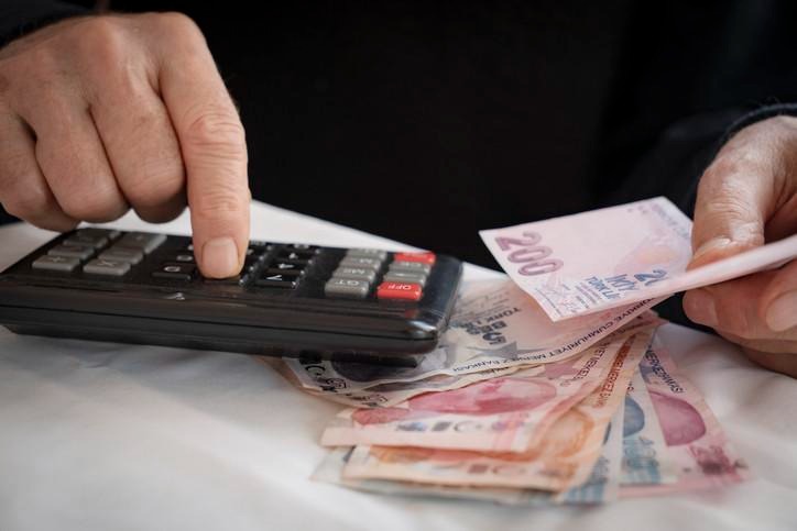 En düşük emekli maaşı 16 bin 881 TL olarak güncellendi, kök maaşı bu tutarın altında kalan emekliler için taban maaş uygulaması oluyor.