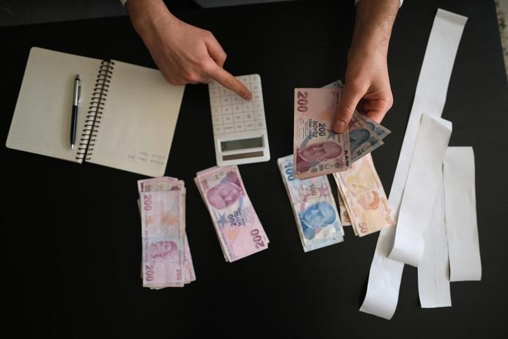 Yüzde 16,67’lik zam oranı, emeklilerin kök maaşlarına yansıtılırken, en düşük emekli maaşı 14.469 TL’den 16.881 TL’ye yükselmişti.

DETAYLAR İÇİN AŞAĞI KAYDIRMAYA DEVAM EDİN!

