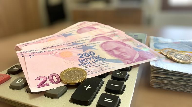 Aşağıda, mevcut maaşları 14.500 TL, 15.000 TL, 15.500 TL, 16.000 TL, 16.500 TL ve 17.000 TL olan emeklilerin zam sonrası alacakları yeni maaş tutarlarının detayları…

DETAYLAR İÇİN AŞAĞI KAYDIRMAYA DEVAM EDİN!

