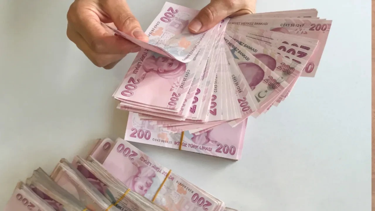 Emeklilerin alım güçleri enflasyon karşısında erimekten korunuyor ve yıllar içinde birikimlerini değerlendirme imkanı doğuyor.