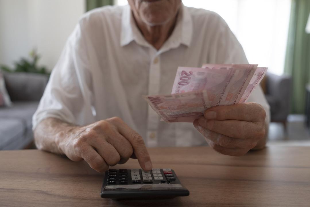Bankalar arası müşteri rekabeti sürerken hangi banka ne kadar emekli promosyonu veriyor diye merak ile araştırılıyor. 